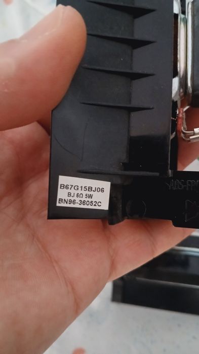Novas colunas de TV Samsung  com cabos