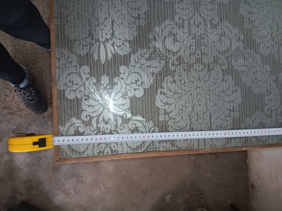 Mesa de madeira com tampo de vidro