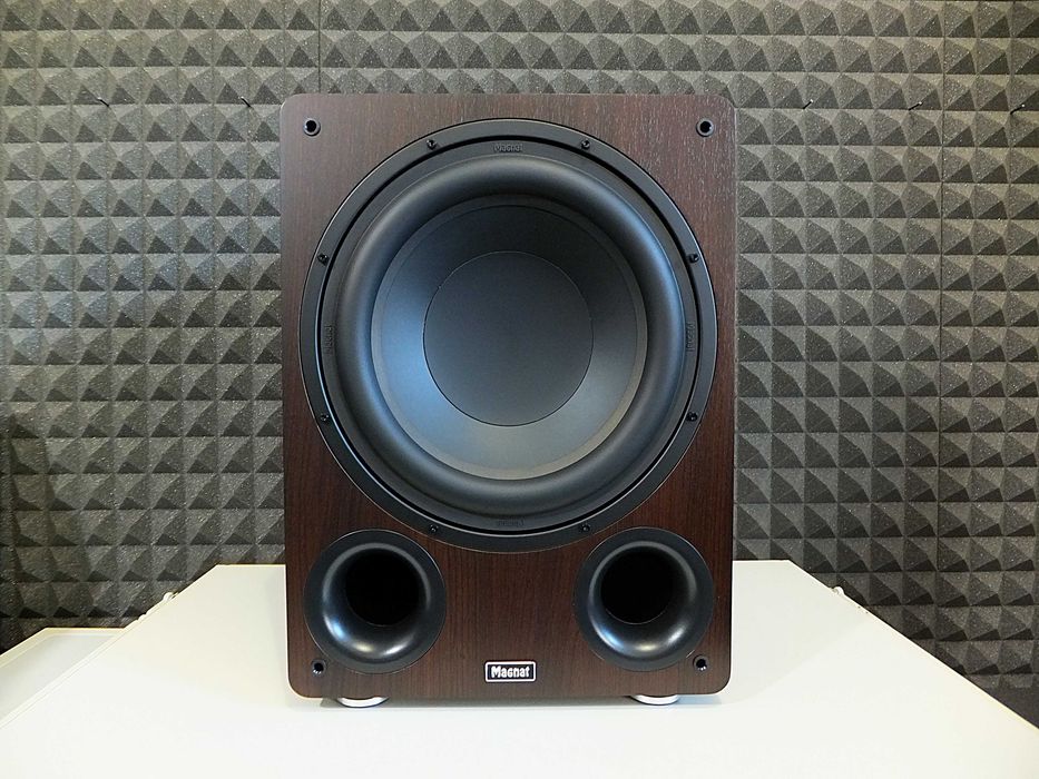 Duzy i solidny subwoofer aktywny MAGNAT ALPHA RS 12 / Mocca