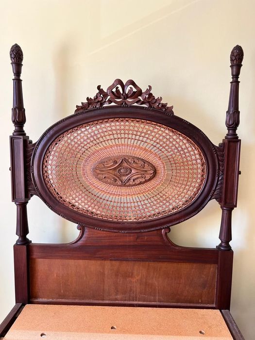 Cama solteiro palhinha e madeira trabalhada