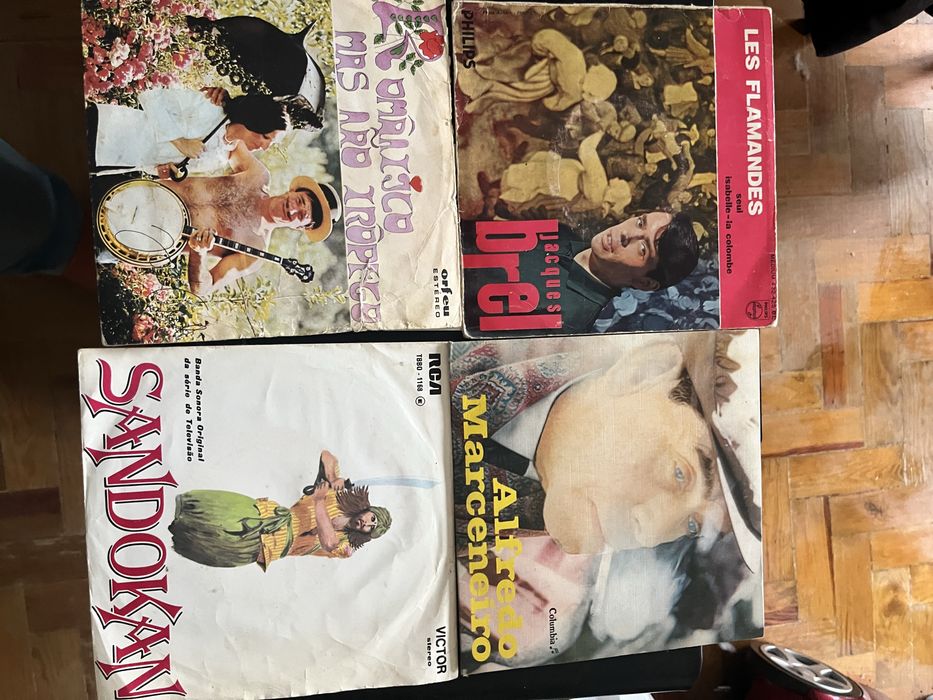 Varios discos vinil single e cassetes