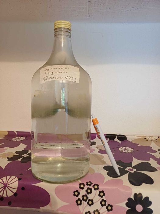 Garrafa de vidro, antiga e cheia
