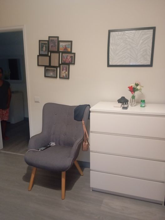 Alugo quarto em moradia de dois andares