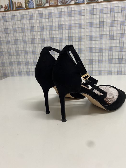 Sapatos pretos stiletto