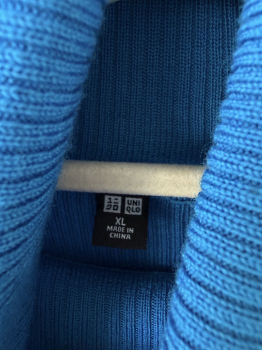 Niebieski prazkowany welniany sweter uniqlo