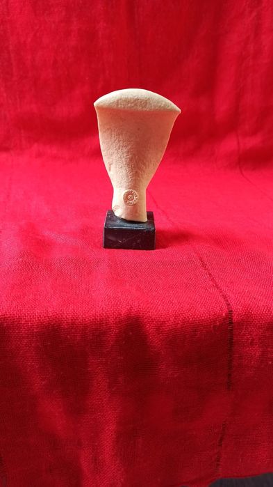 Głowa figurki kobiecej repliki typu „Składane ramiona”.