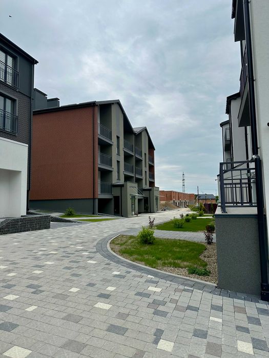 Продаж 1 кімнатна 43 мкв  Винники 3 поверх секція 5