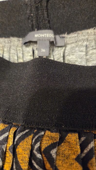 Plisowana kolorowa spódnica.