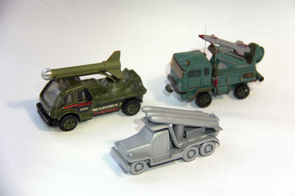 Моделі ракетоносіїв на колесах.