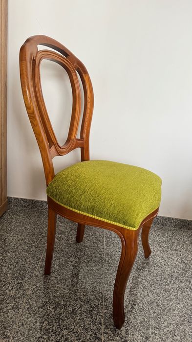 Cadeira em madeira maciça