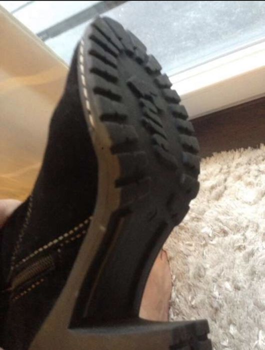 Bota em pele, pretas, tamanho 35, usadas uma única vez