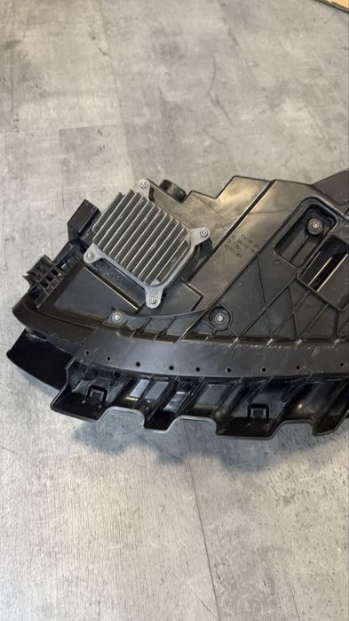 Фара Tesla Model 3 права оригінал Hella, з розбитим склом матрична