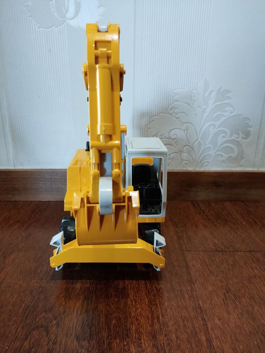 Retroescavadora amarela