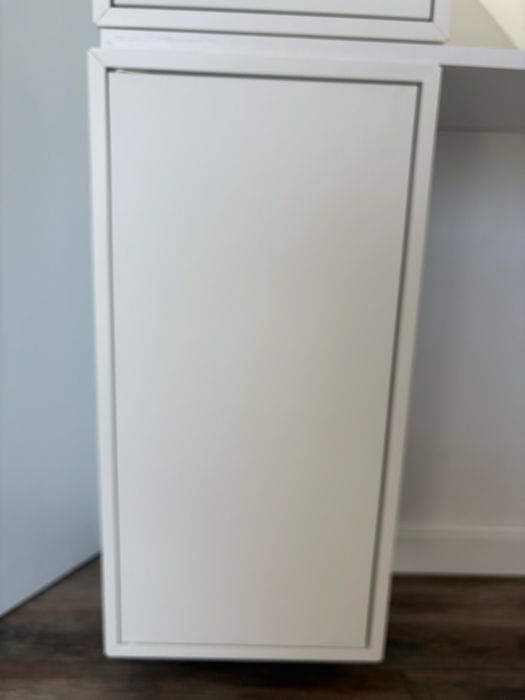 Białe szafki Eket Ikea toaletka lustro