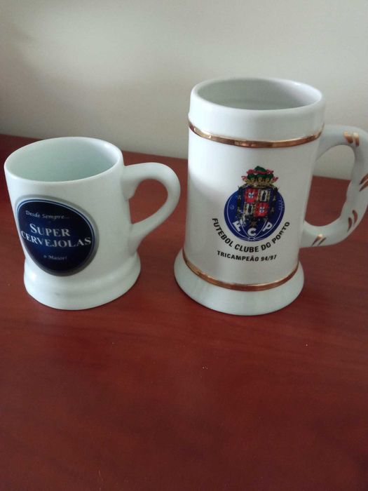 2 canecas de cerveja em porcelana