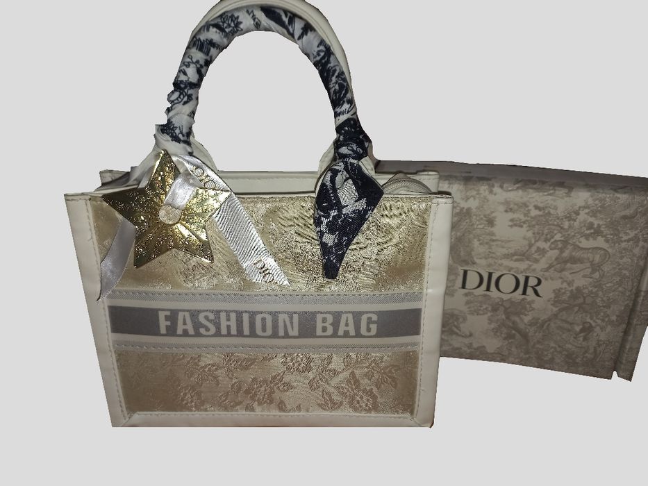 Оригінальна зірка діор із зимової колекції і біла сумка
