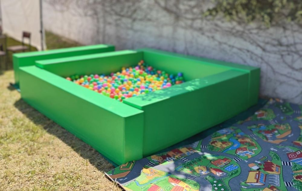 Suchy basen z kulkami