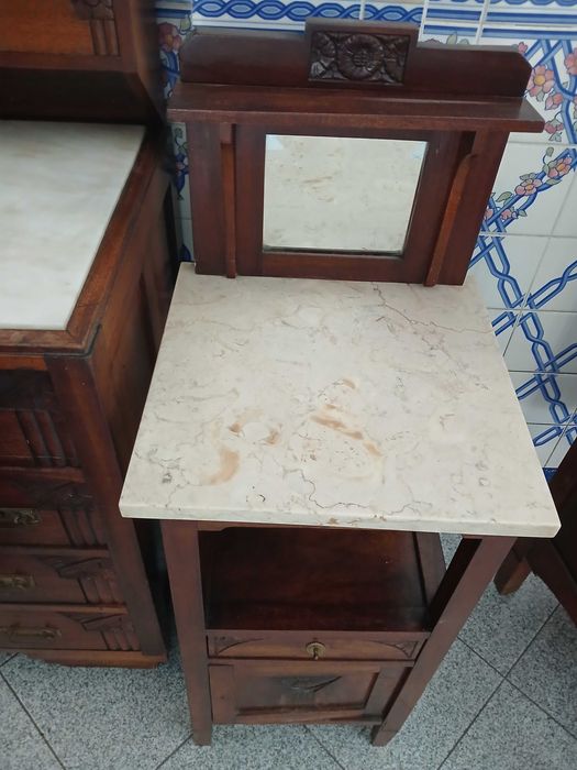 Conjunto de Toucador / Pechiché e 2 Mesinhas de Cabeceira