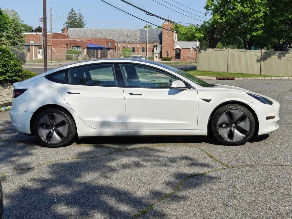 Tesla Model 3 Long Range      2022