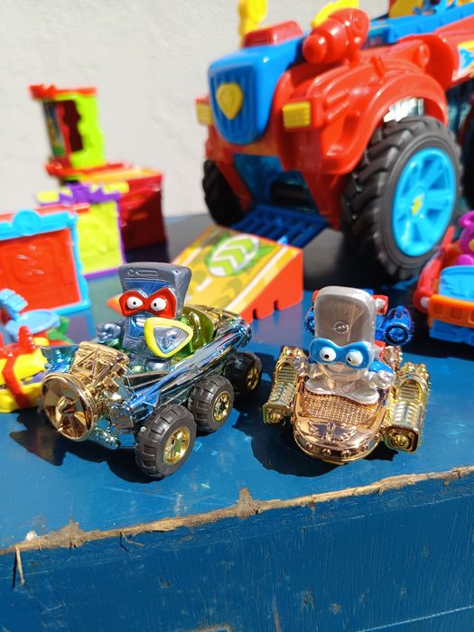 Pack SuperZings: Camião Monster Roller+ 36 Bonecos e lata própria +...