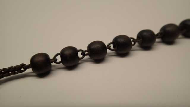 Terço antigo em metal e madeira