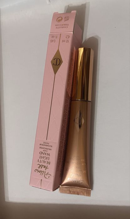Charlotte Tilbury płynny rozświetlacz beauty wand pillow talk medium
