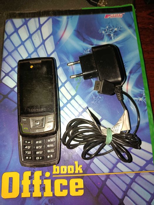 Мобильный телефон Samsung d880 слайдер
