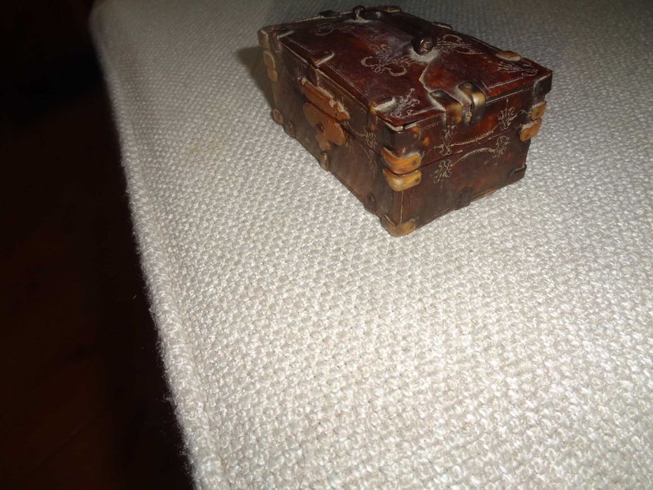 Pequeno Baú em Casco de Tartaruga - Assinada