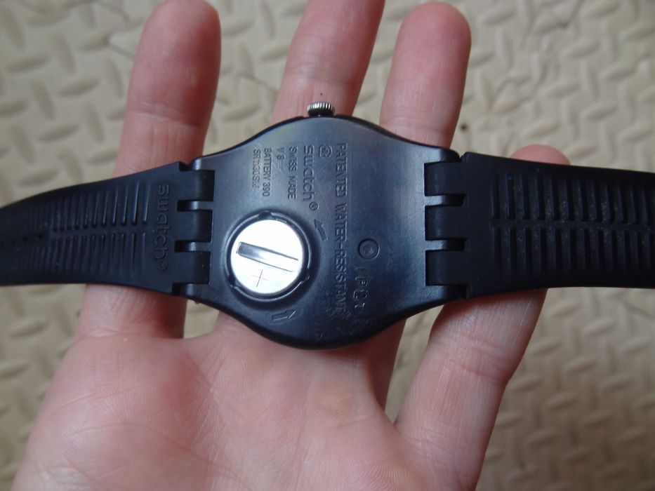 Часы Swatch черные лакированные SUOB101 с открытым механизмом скелетон