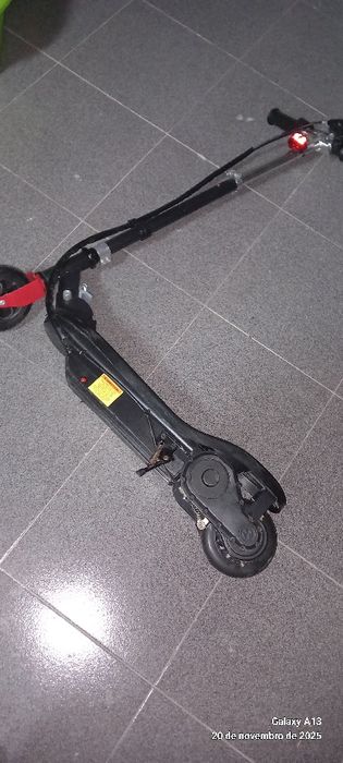 Trotineta elecrica preta.
