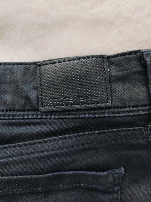 czarne, woskowane spodnie damskie marki Cross Jeans
