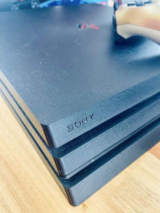 Playstation 4 PRO + 2 kontrolery