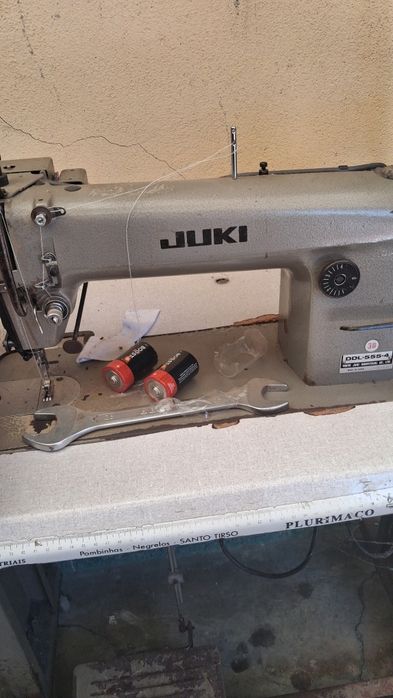 Máquina de ponto corrido antiga, a funcionar