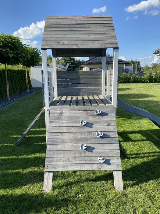 Plac zabaw drewniany z wieżą, huśtawkami, ścianką wspinaczkową i liną