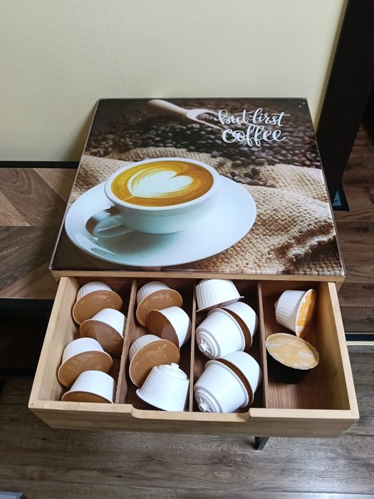 Zestaw kapsułek i pudełko do ekspresu Dolce Gusto