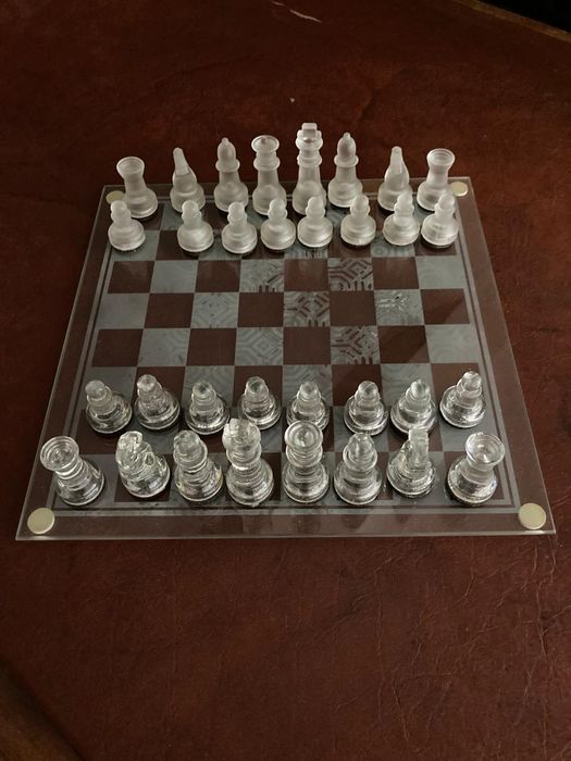 Chess Set with Transparent Plastic Pieces464799512983644160