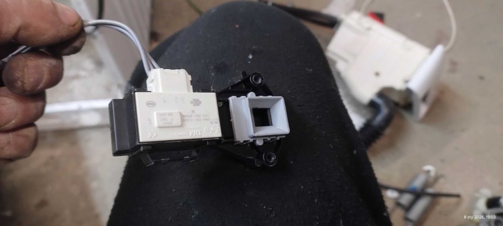 Blokada drzwi pralki whirpool