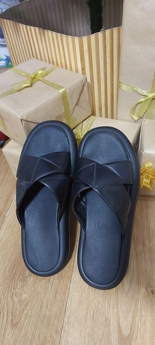 Продам шкіряні шльопанці