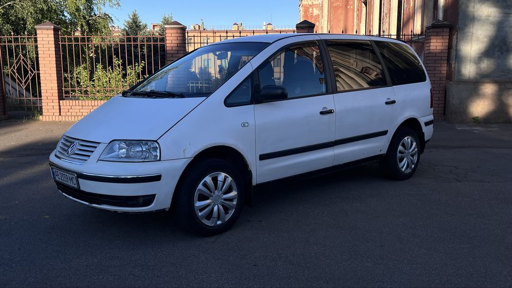В продажі  VW Sharan 2003 року