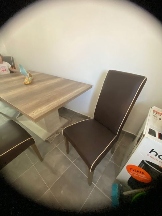 Mesa em madeira com 4 cadeiras