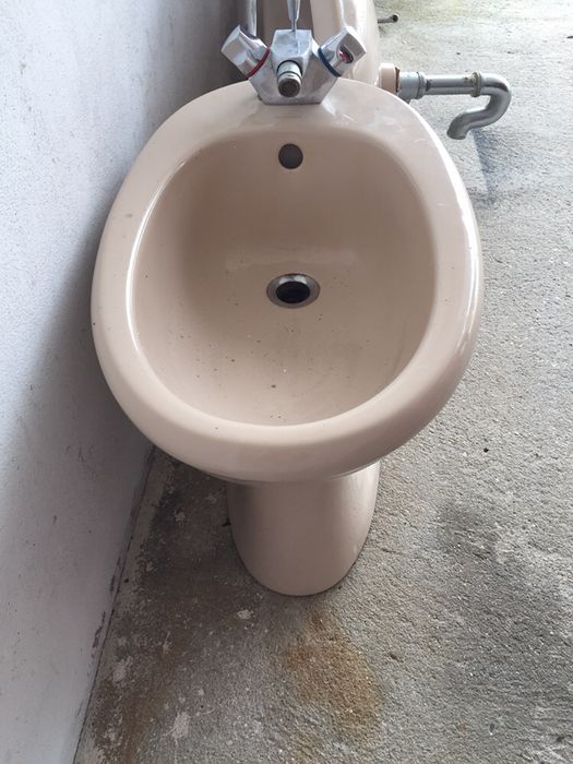 Bidé com torneira