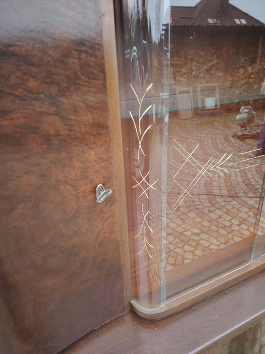 Stary kredens, fornirowany