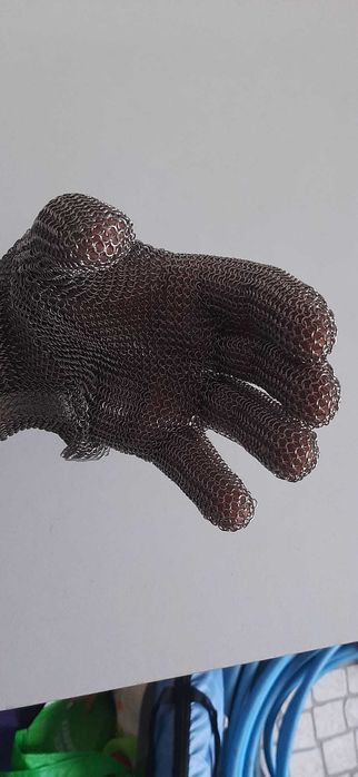 Luvas de aço.