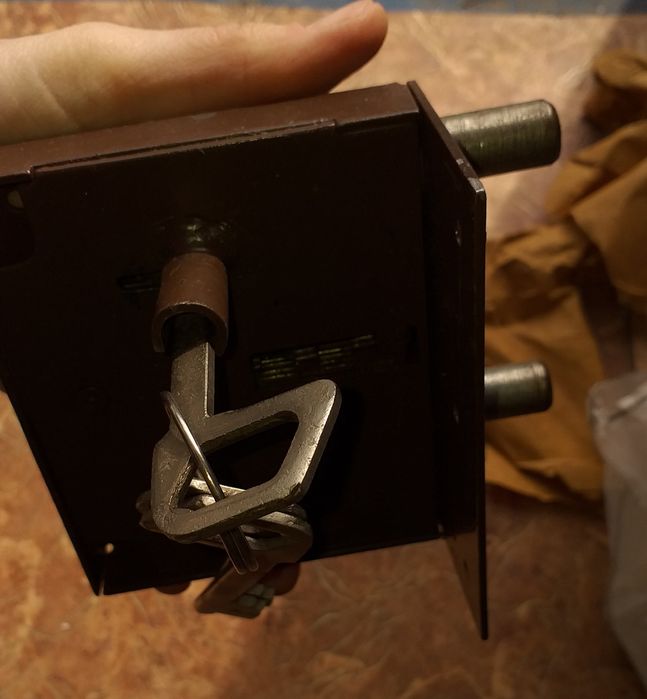 Продам замок Конотоп  старого образца на гараж старого образца.