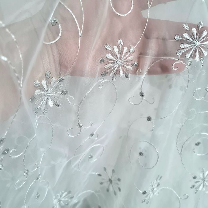 Firana woal haftowany kwiaty biało- srebrne