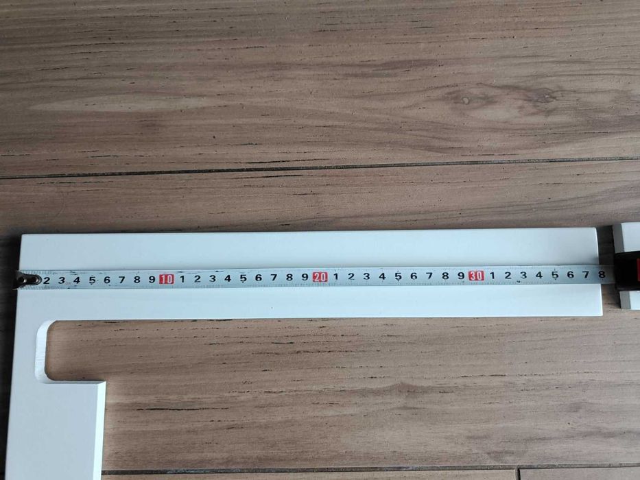 Cokół, biała listwa wykończeniowa schodów