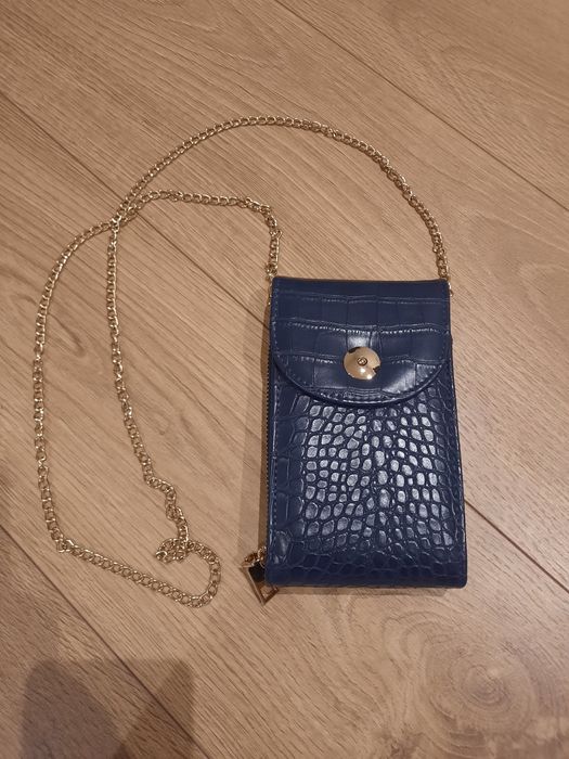 Mala azul marinho com corrente dourada