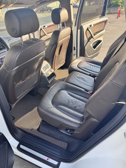 Позашляховик Audi Q7