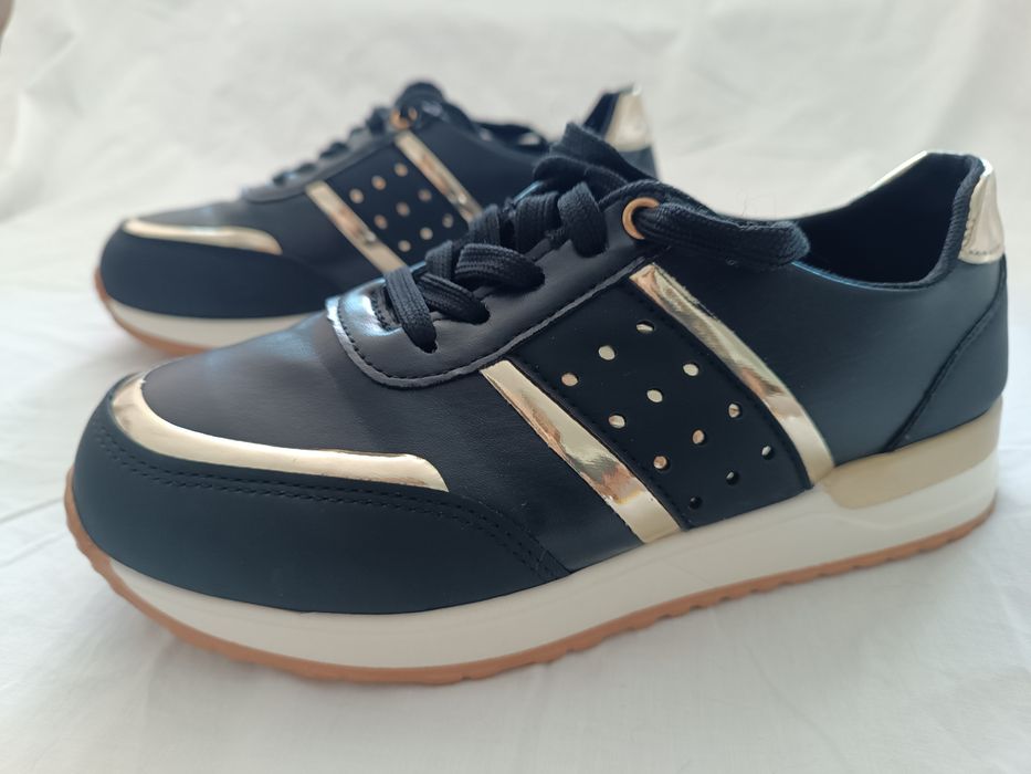 Tennis preto e dourado
