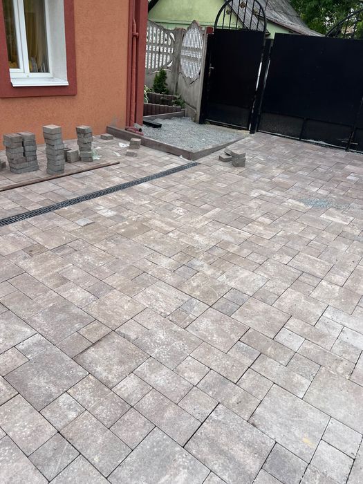 Укладка тротуарної плитки